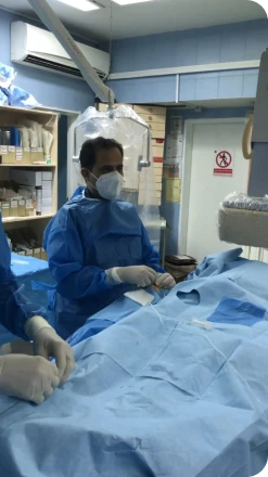 دکتر محرابی در اتاق عمل